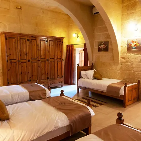 Villeleynah Amazing Gozitan Pool - Happy * Munxar