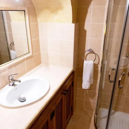 Villeleynah Amazing Gozitan Pool - Happy Villa Munxar