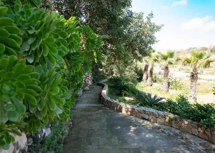 Villeleynah Amazing Gozitan Pool - Happy Villa