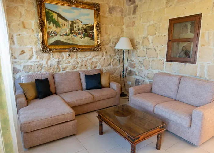 Villeleynah Amazing Gozitan Pool - Happy *