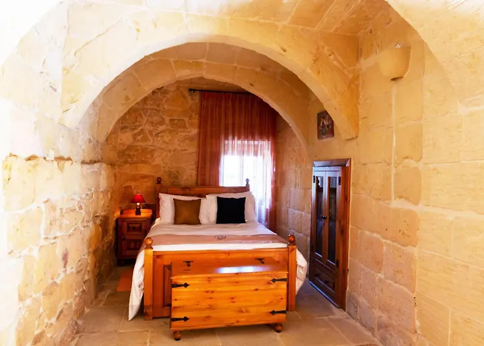 Villeleynah Amazing Gozitan Pool - Happy *