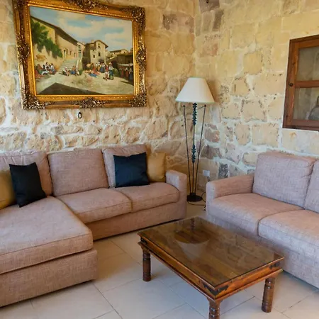 Villeleynah Amazing Gozitan Pool - Happy *