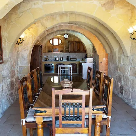 Villeleynah Amazing Gozitan Pool - Happy Villa Munxar