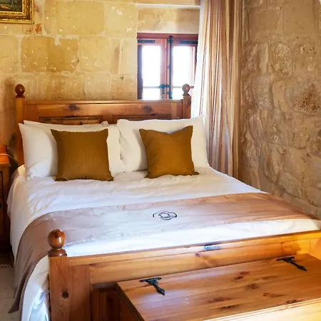 Villeleynah Amazing Gozitan Pool - Happy *