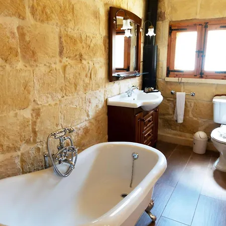 Villeleynah Amazing Gozitan Pool - Happy Villa Munxar