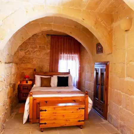 Villeleynah Amazing Gozitan Pool - Happy Munxar