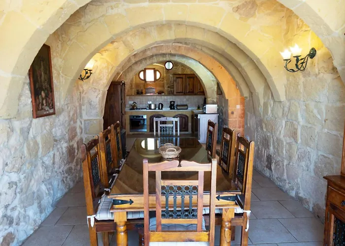 Villeleynah Amazing Gozitan Pool - Happy Villa Munxar