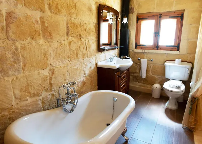 Villeleynah Amazing Gozitan Pool - Happy Villa Munxar